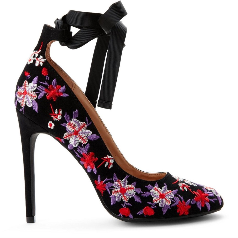 ☘️🍁NEW☘️Embroidered Lilly Pumps🍀🍁