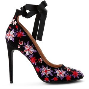 ☘️🍁NEW☘️Embroidered Lilly Pumps🍀🍁