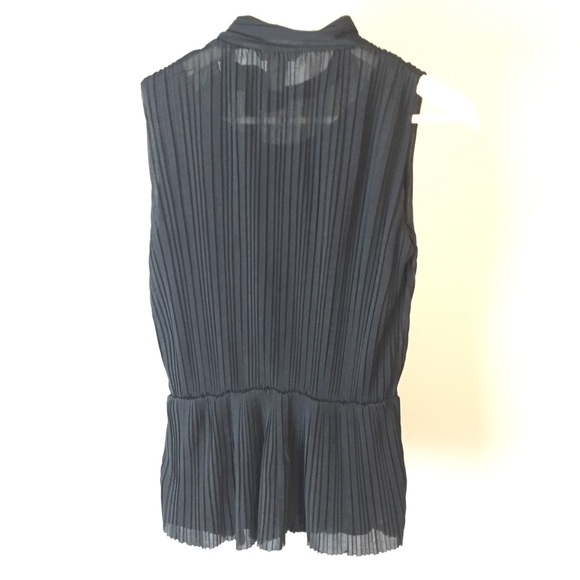 H&M Sleevless Blouse - Picture 2 of 3