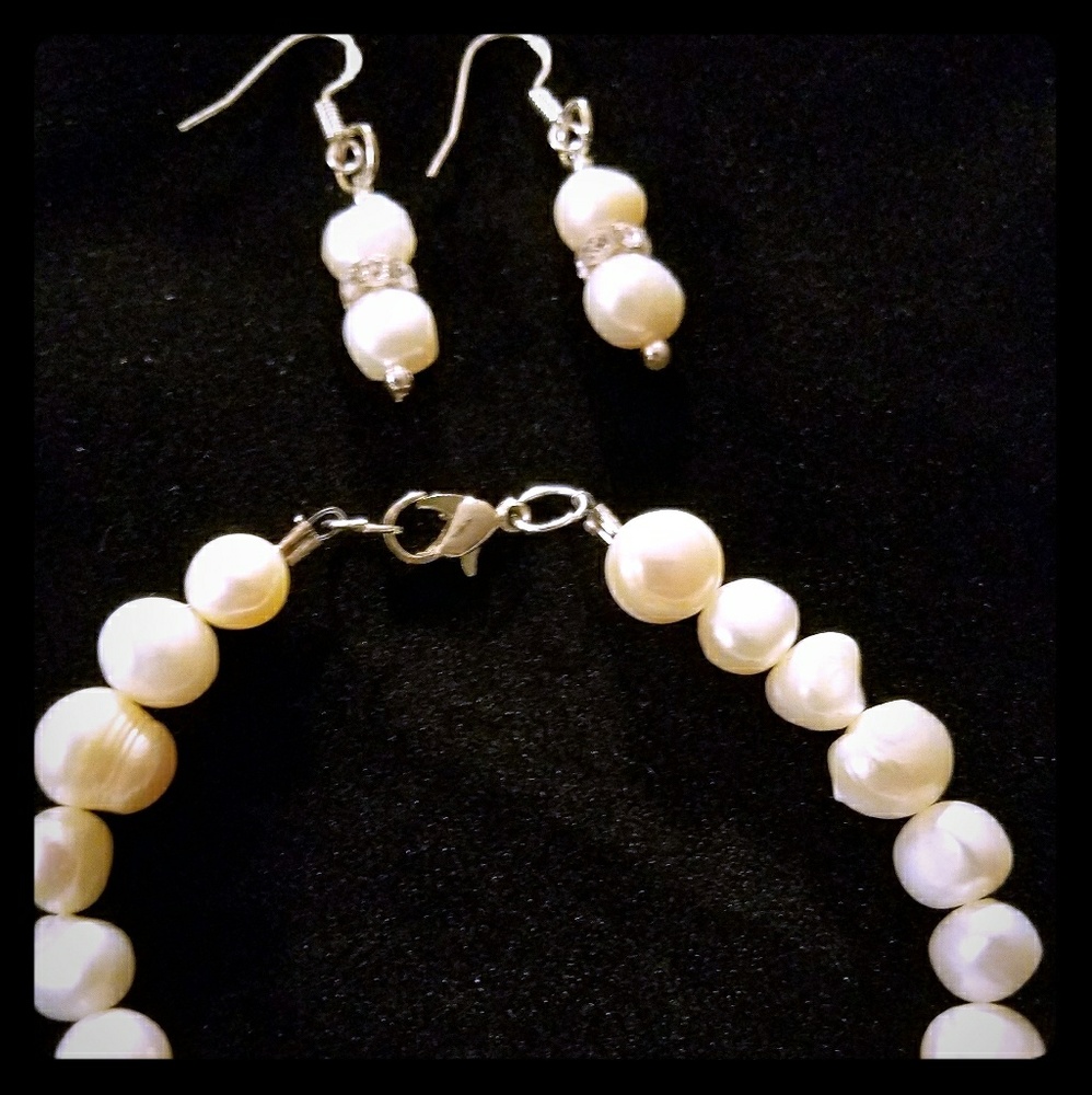 Freshwater pearls bracelet and earrings set.