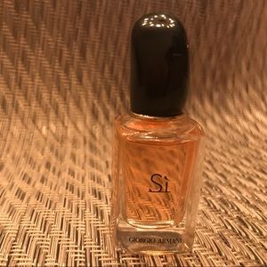Giorgio Armani Si perfume