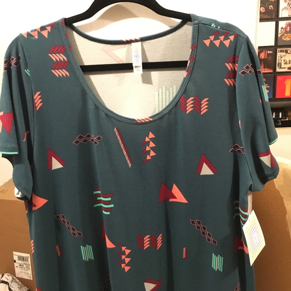 Classic T 2-xl NWT LulaRoe