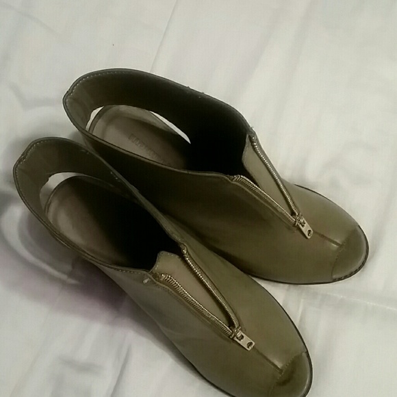 Shoes - Picture 4 of 6