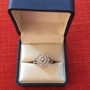 💍Sparkly cluster silver tone ring!💍