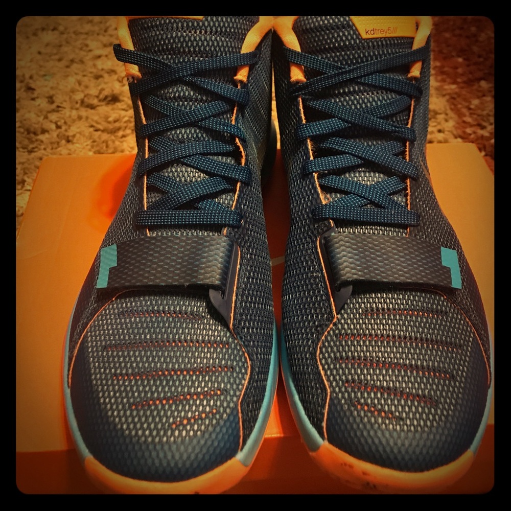 Men size 11 1/2 KD trey5 sneakers great condition