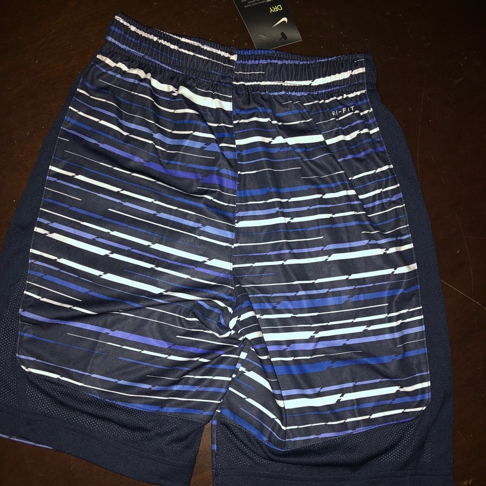 🌺CLOSET CLOSING EVERYTHING MUST GO 🌺NWT BOYS NIKE DRY SHORTS SIZE MEDIUM 🌺