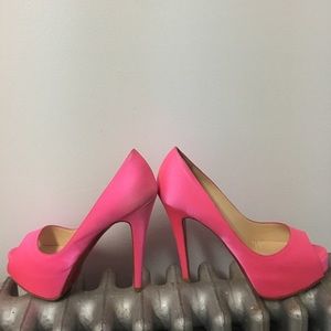 Peep toe pumps