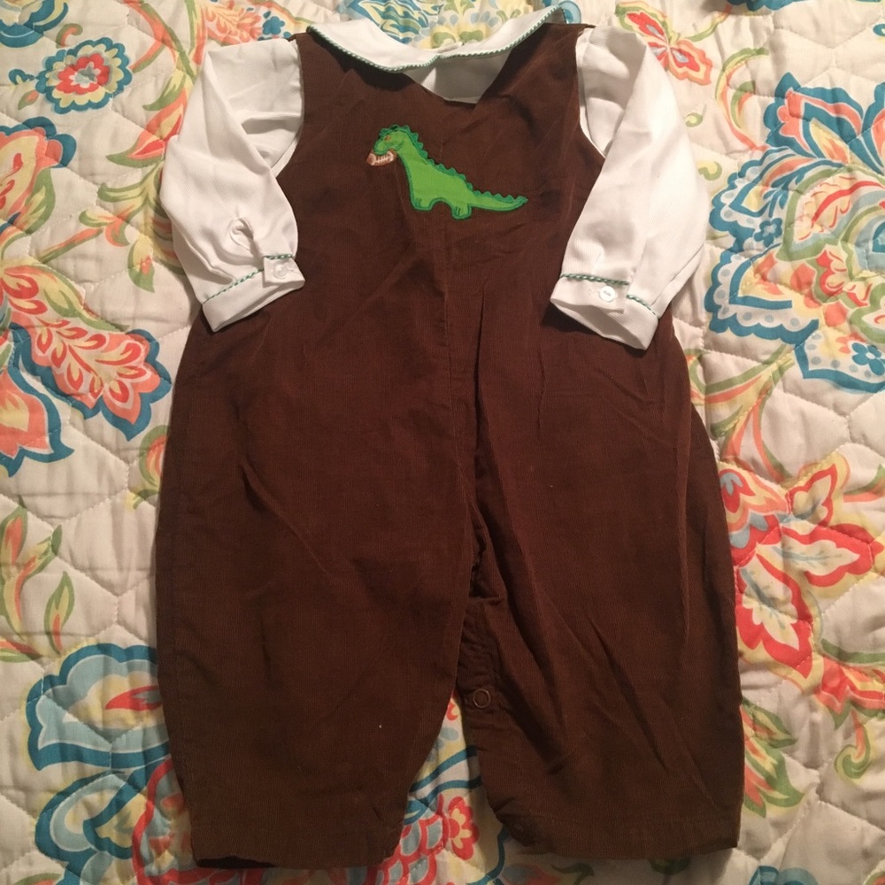 Petit ami dinosaur and football longall