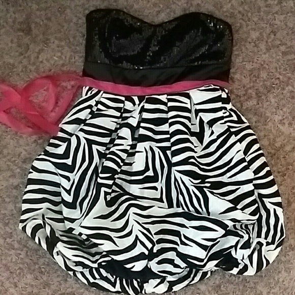 A beautiful black white and sequence dress size 5 - Picture 1 of 1