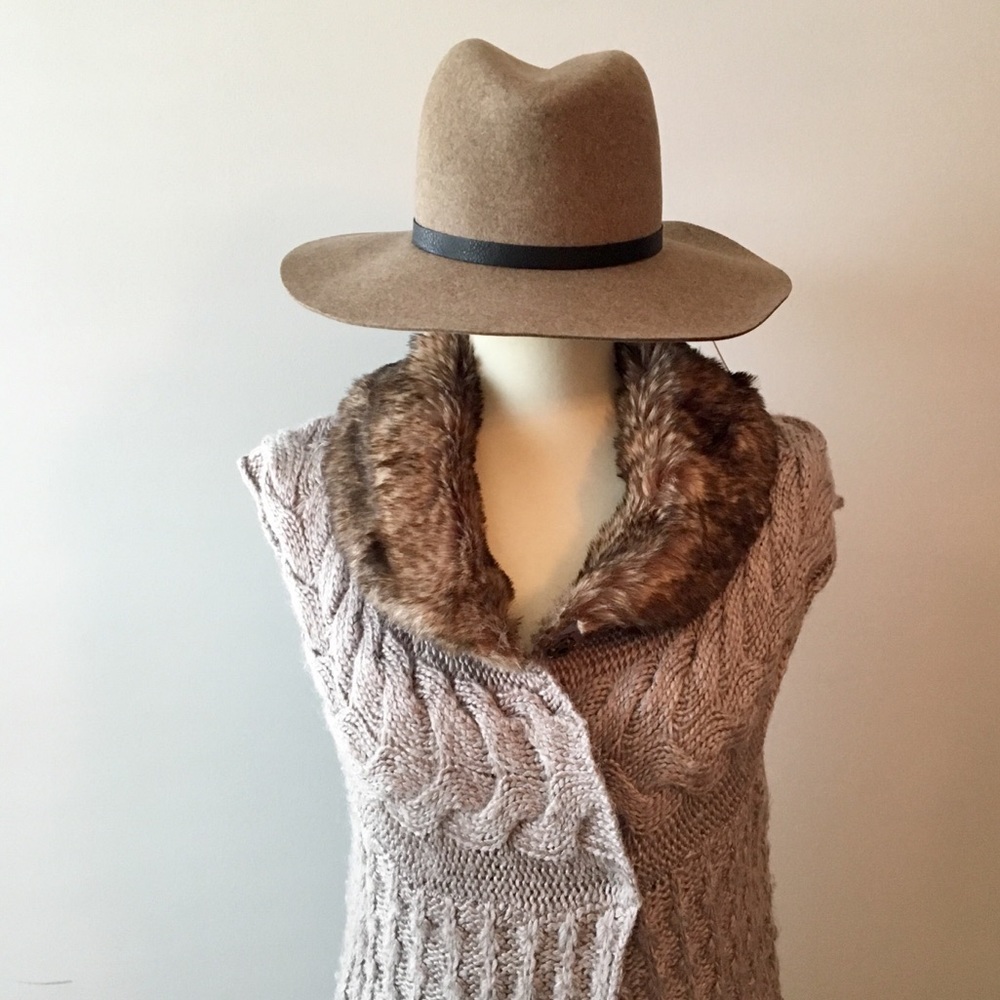 NWOT Sweater Vest with Fur Collar