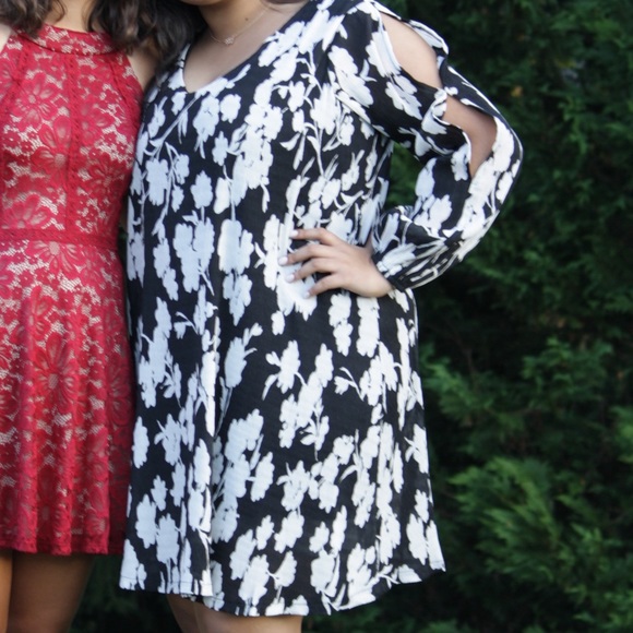 Dresses & Skirts - Black and white floral split sleeve dress
