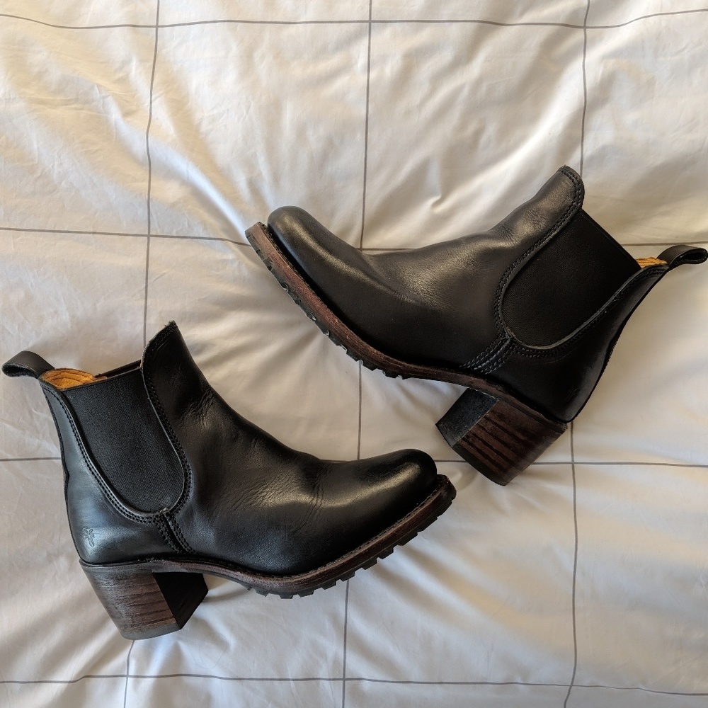 FRYE Sabrina Chelsea Boot - black, 7.5