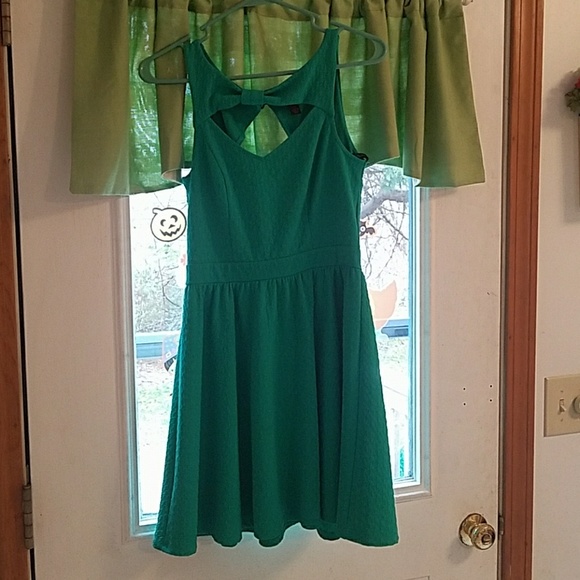 Dresses - Picture 3 of 3