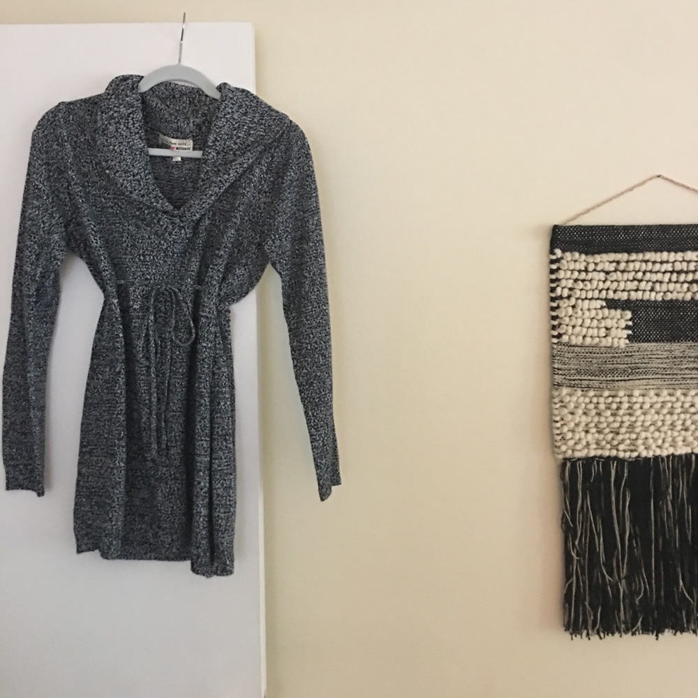 Size L maternity gathered waist sweater