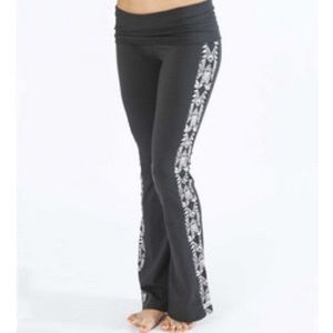 Billabong 🖤 Stretch pants w/ Aztec print!