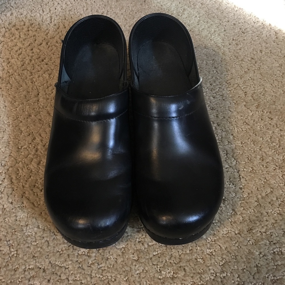 Dansko clogs- black leather- EUC size 41