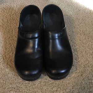 Dansko clogs- black leather- EUC size 41