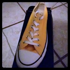 Yellow converse all star chucks