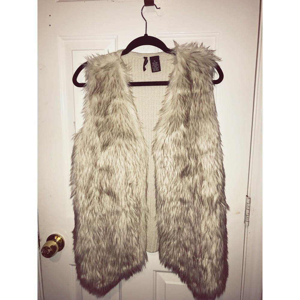 Women’s cream fur vest NWT