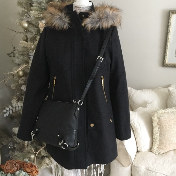 $258 Retail New! Michael Kors messenger bag - Picture 2 of 8