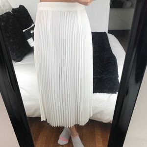 WHITE PLEATED SKIRT