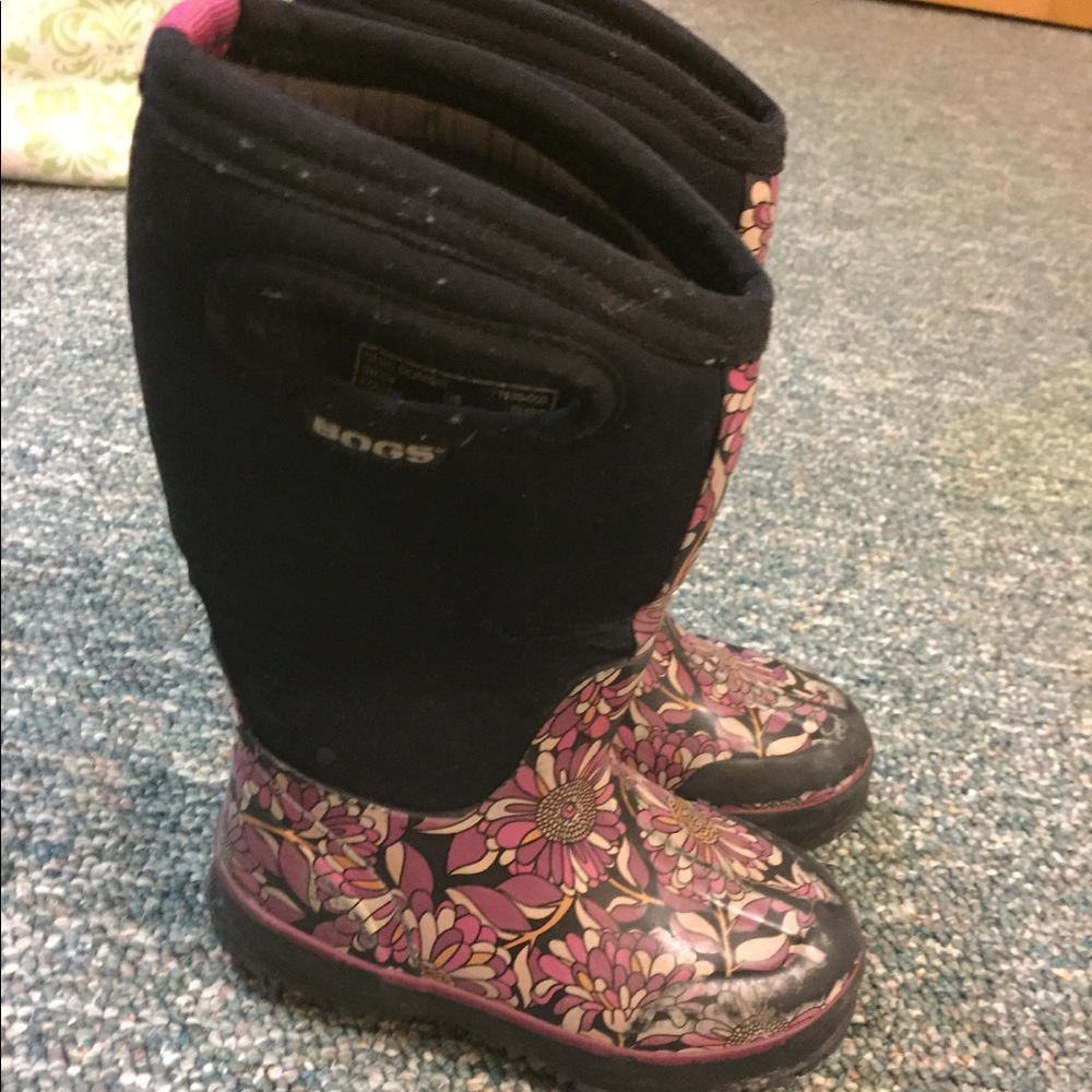 girls bogs size 11 pink and black kids. insulated