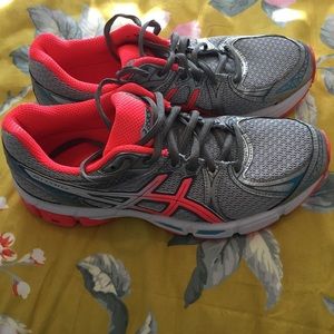 LIKE NEW Asics Women's size 9 sneakers