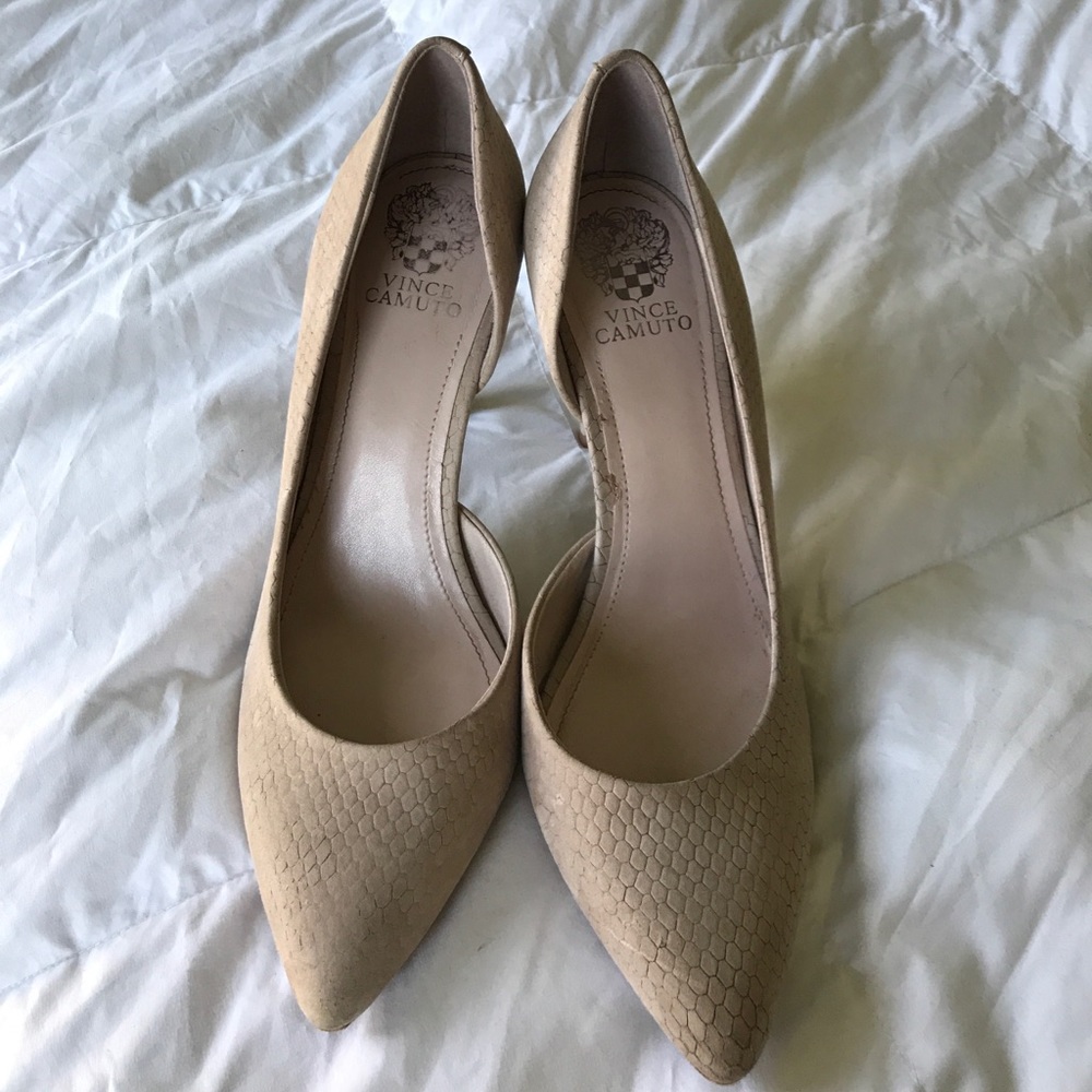 Vince Camuto Nude Suede pointed toe pumps size 10
