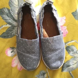 Gently loved TOMS youth size 1 gray w/ dot