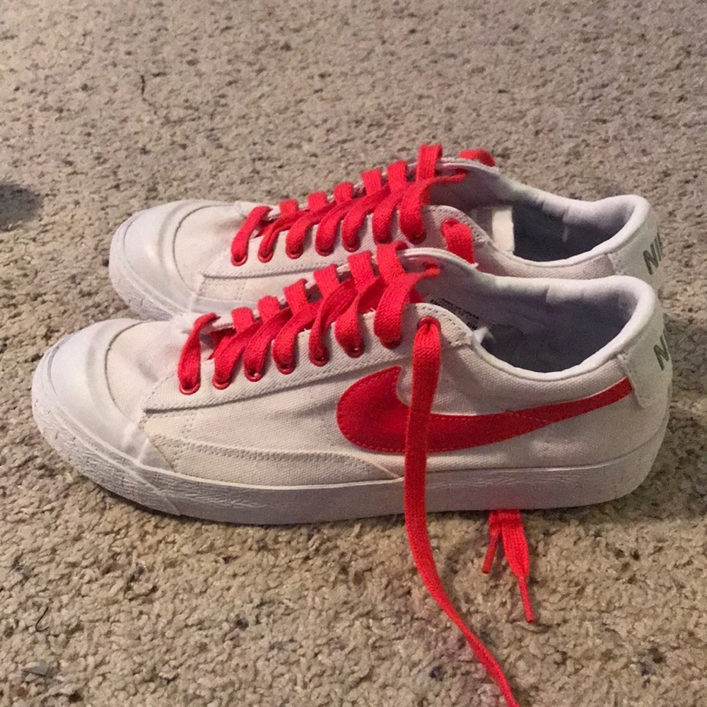 Nike White/Pinkish Red Canvas Shoe - Size 9.5