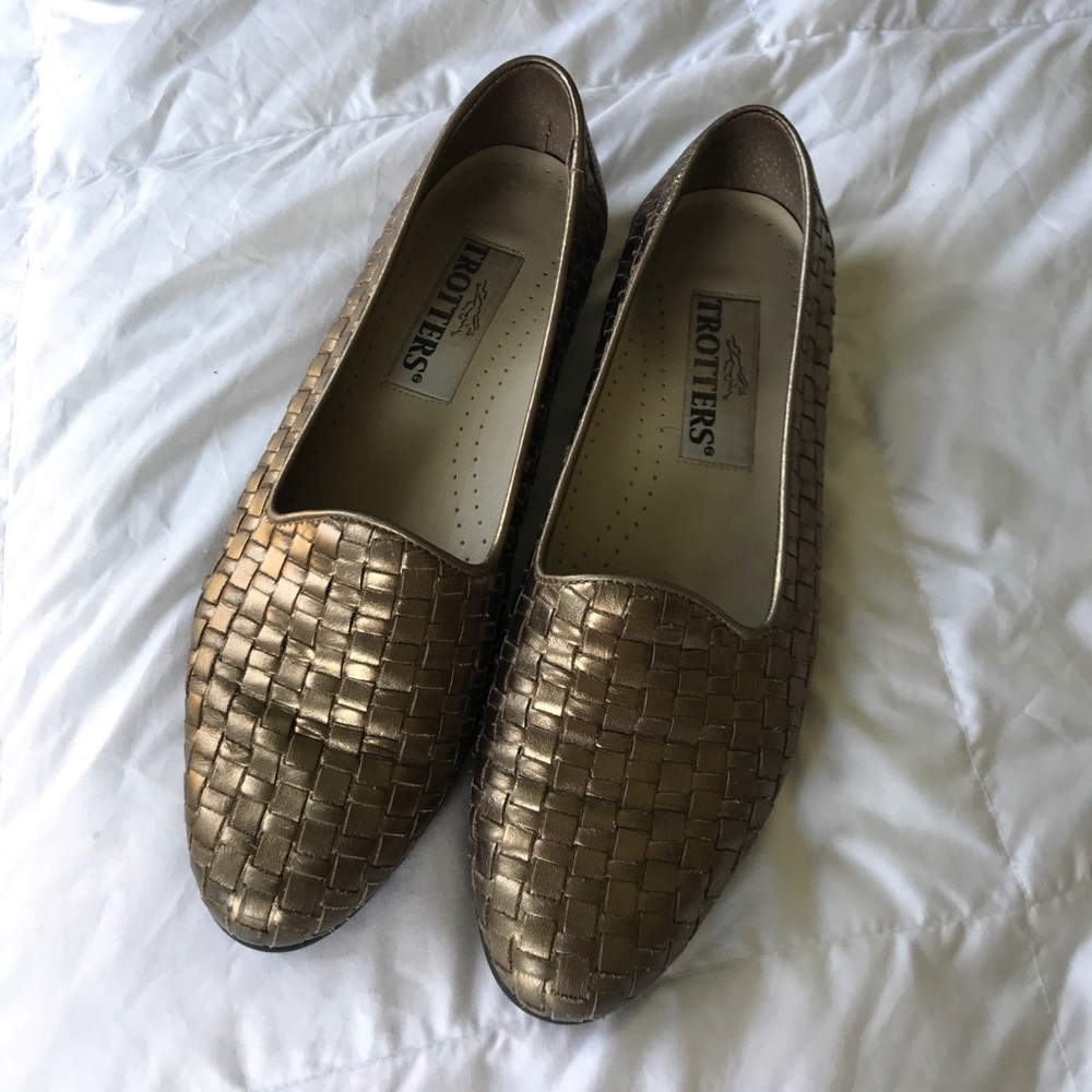 Trotters Gold Metallic basketweave flats size 61/2
