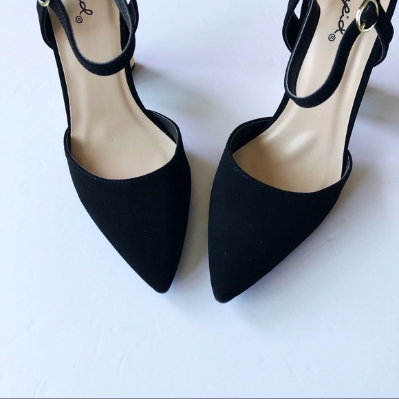 Black pointed too gold heel 1 LEFT!! - Picture 5 of 7