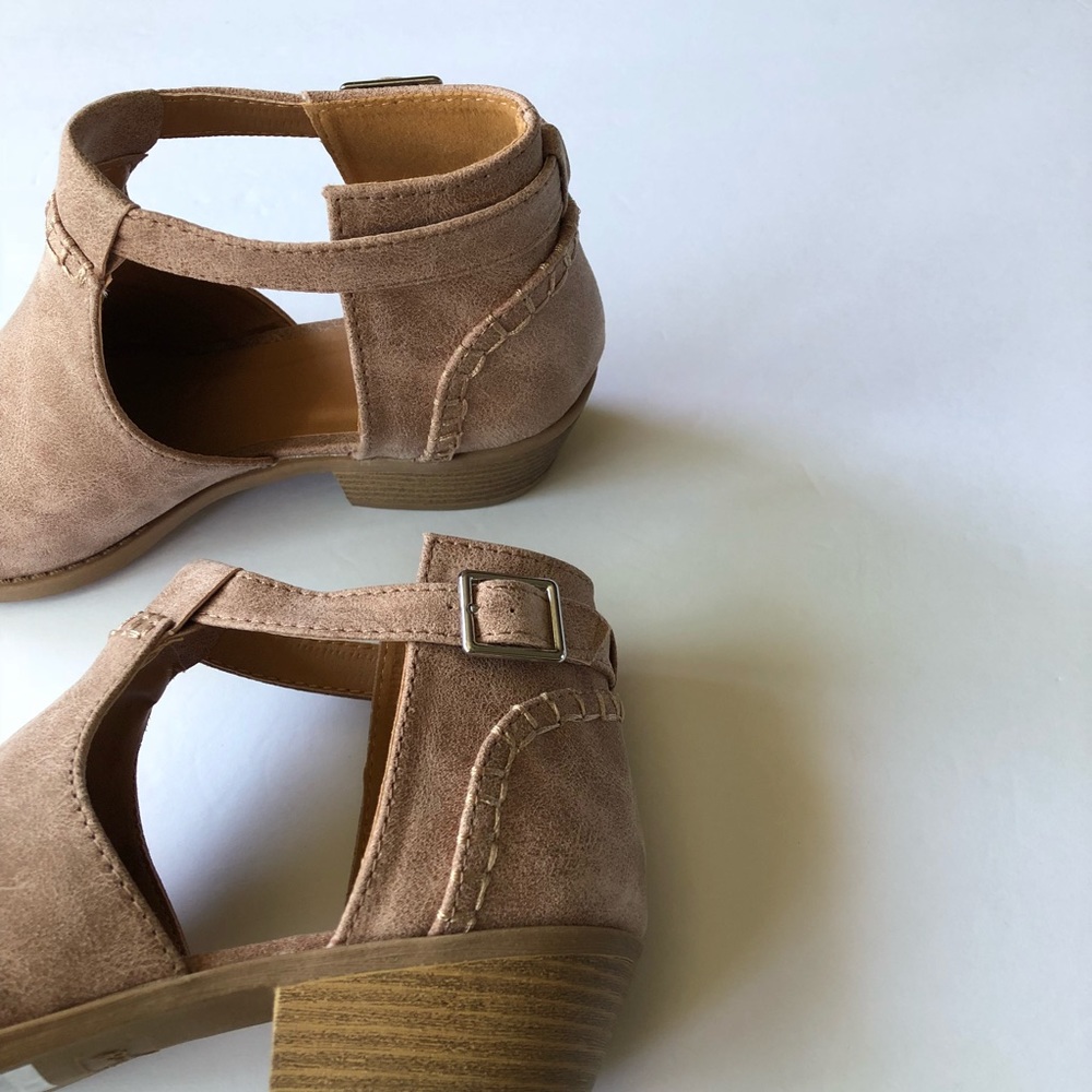1 LEFT!!! NWT. Taupe distressed cutout bootie - Picture 4 of 6