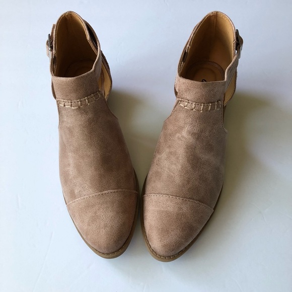 1 LEFT!!! NWT. Taupe distressed cutout bootie - Picture 3 of 6