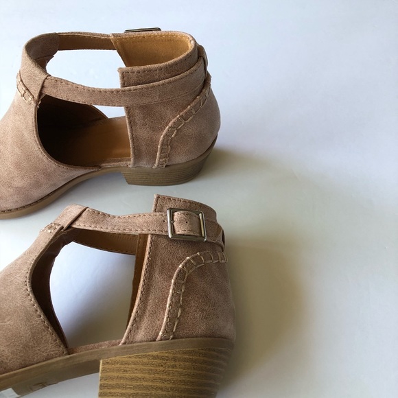 1 LEFT!!! NWT. Taupe distressed cutout bootie - Picture 4 of 6
