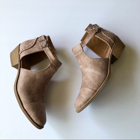 1 LEFT!!! NWT. Taupe distressed cutout bootie - Picture 5 of 6