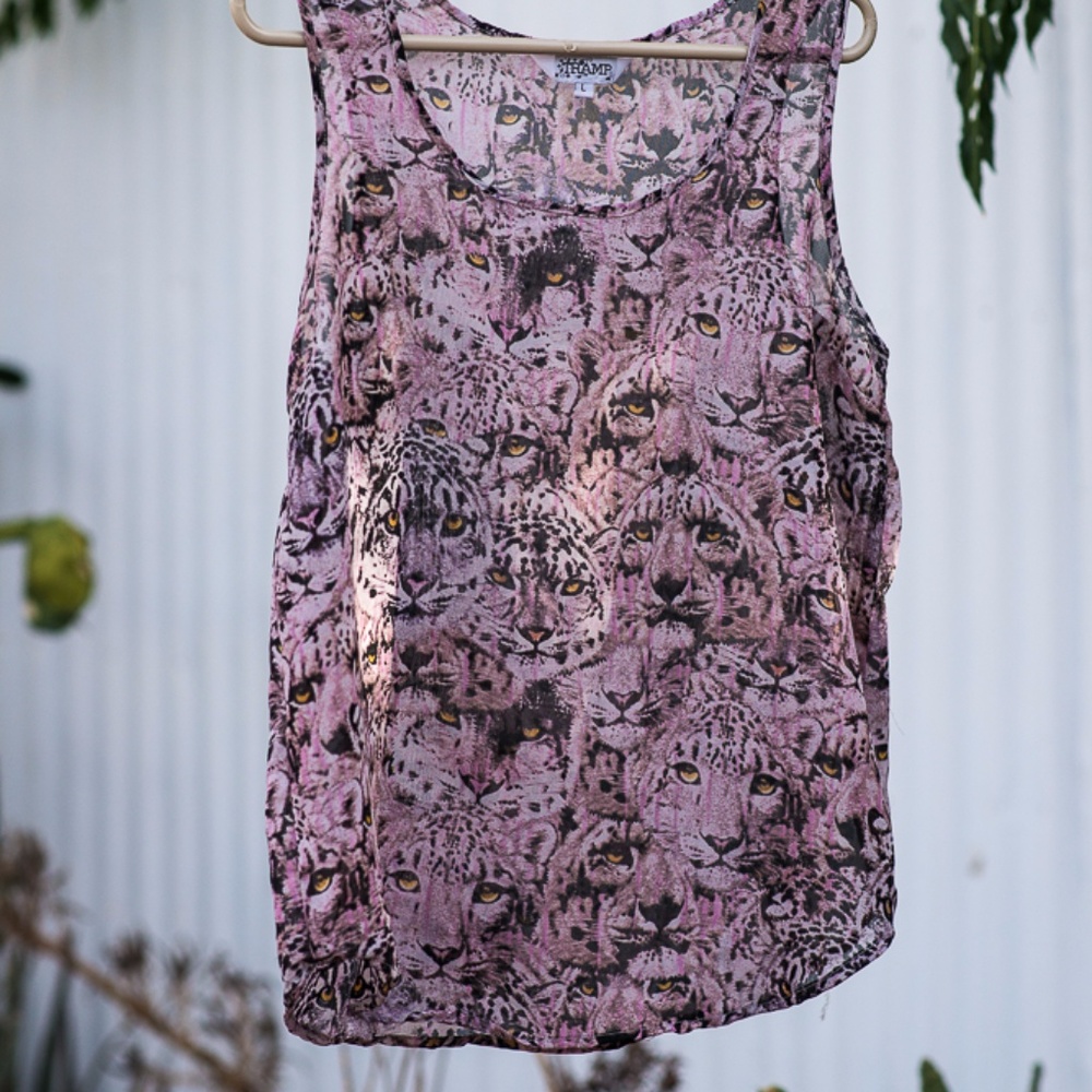 Sleeveless blouse with leopards