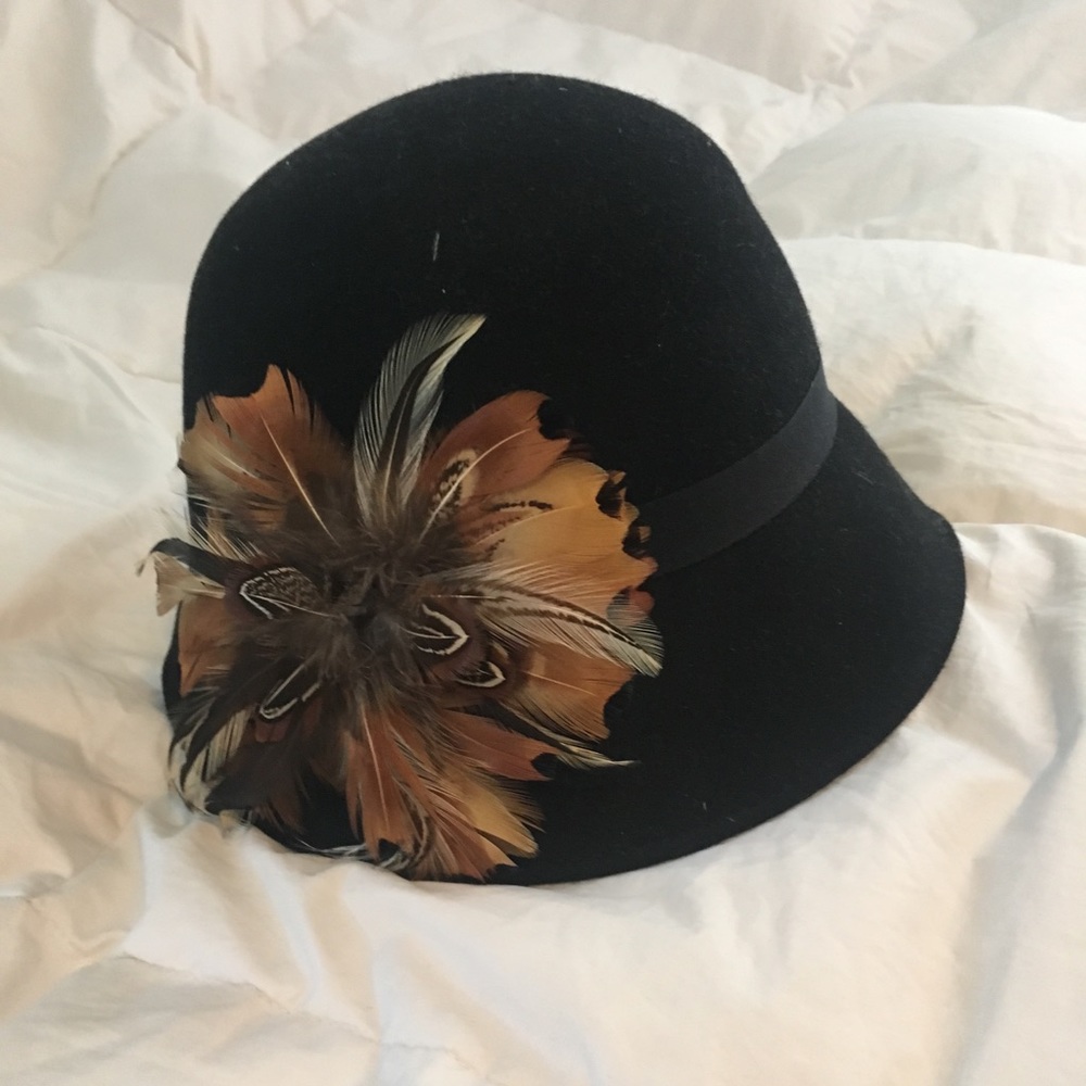 Wool bebe flapper hat with feather flower