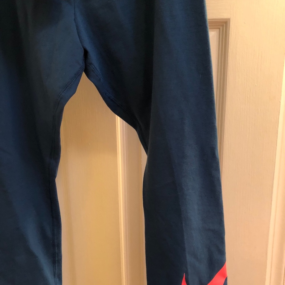 Price firm. NWT. Nike cropped leggings - Picture 2 of 2