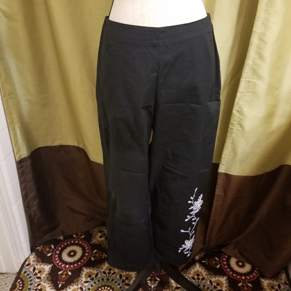 CROPPED PANTS WITH WHITE FLORAL EMBROIDERY