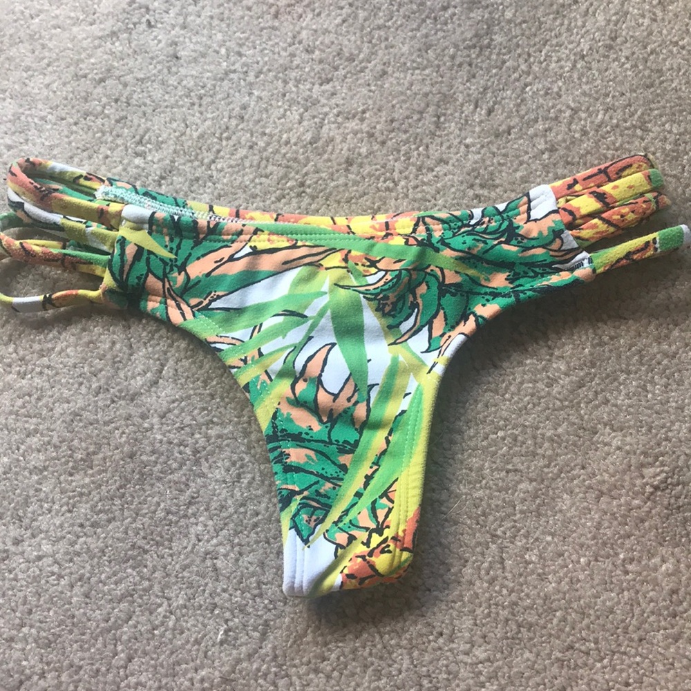 Midori Tavarua bottom