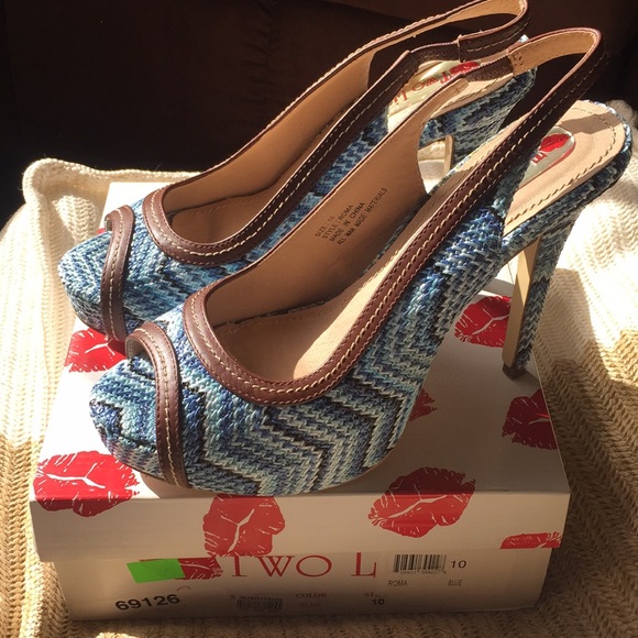 Two Lips Roma Pumps - Picture 2 of 4