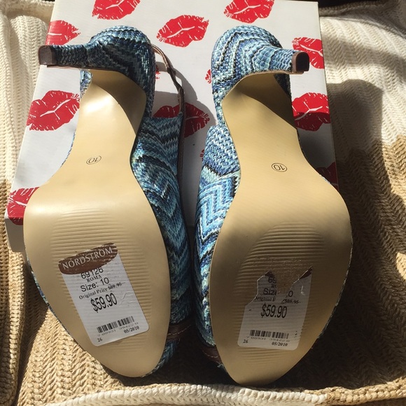 Two Lips Roma Pumps - Picture 3 of 4