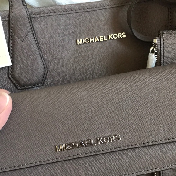 🌸💕mk tote set💕reversible /cinder color - Picture 4 of 8