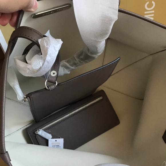 🌸💕mk tote set💕reversible /cinder color - Picture 5 of 8