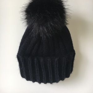Woman’s snow ball puff knitted hat polyester
