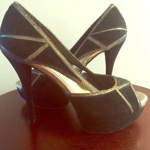 Jessica Simpson Black & Gold Peep-toe Pumps