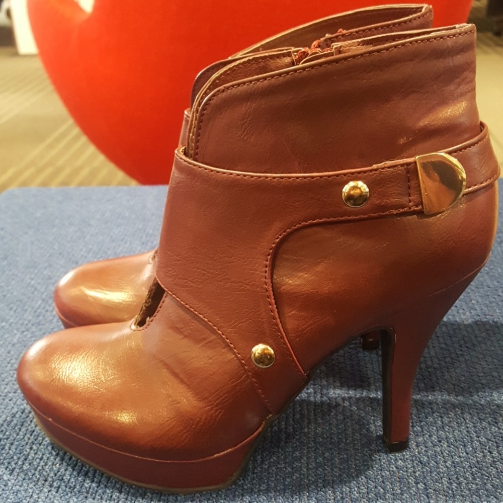 Kenneth Cole Unlisted Berry Booties