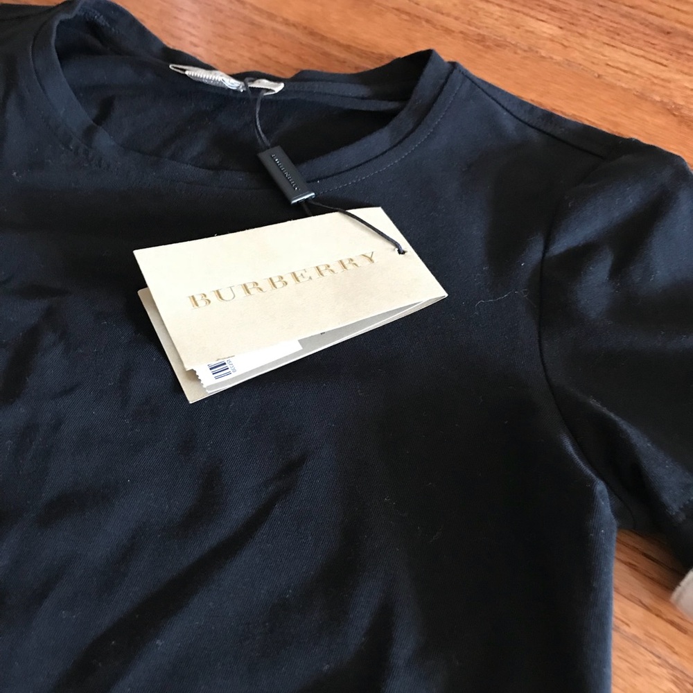 Burberry T-shirt . Never worn. XS
