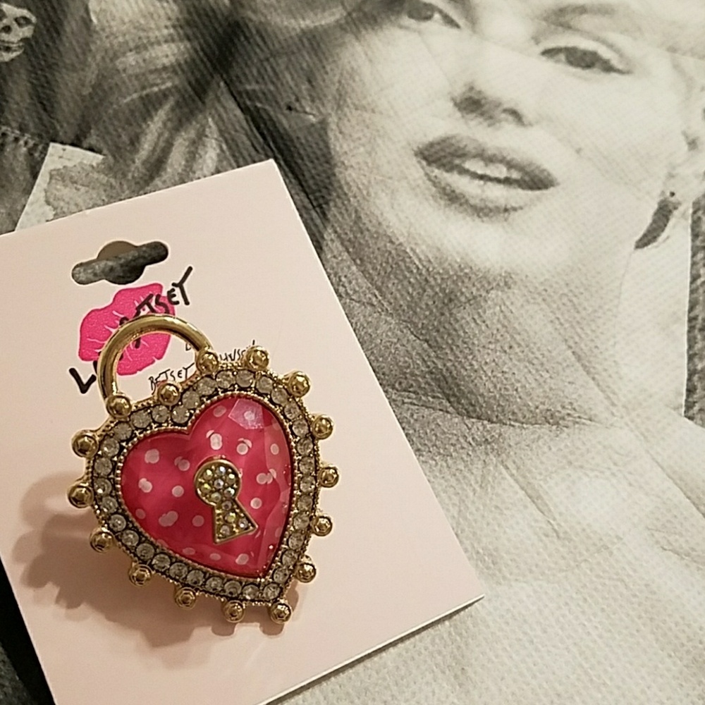 SUPER SALE 1 DAY🌹NWT- BETSEY JOHNSON HEART RING! - Picture 1 of 6